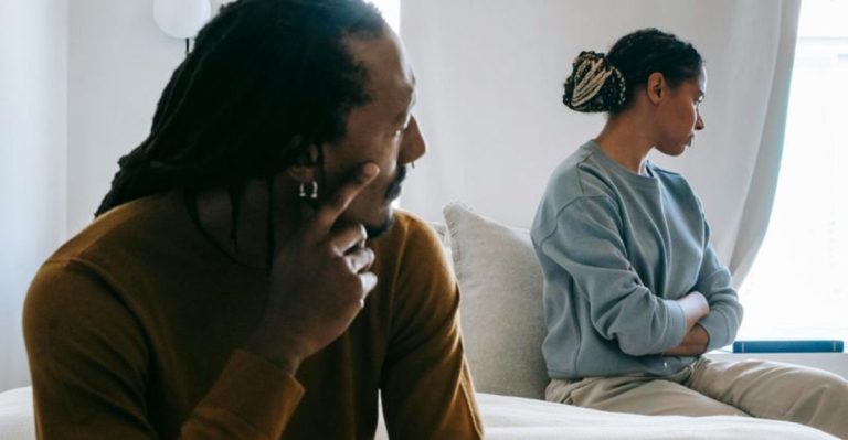 5 Verdraaide Versies Van De Liefdestalen Die Narcisten Tegen Je Gebruiken