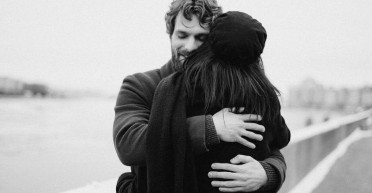 11 Subtiele Manieren Waarop Mannen Laten Zien Dat Ze Diep Verliefd Zijn – Zonder Een Woord Te Zeggen