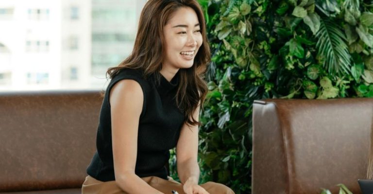 12 krachtige zinnen die zelfverzekerde mensen gebruiken om iedereen te laten luisteren