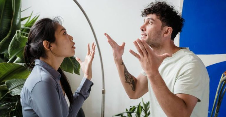 Als een vrouw niet meer van haar man houdt, zegt ze terloops deze 13 dingen