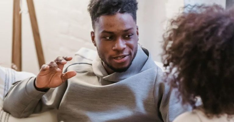 Als je partner deze 10 dingen doet terwijl je praat, respecteert hij je niet