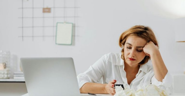 Psychologen onthullen 11 gewoontes die je in het geheim ellendig houden