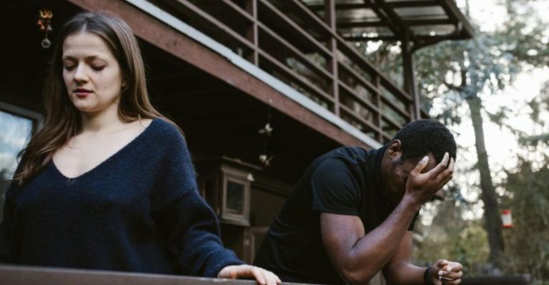 Wanneer Blijven En Wanneer Weggaan: De Moeilijkste Beslissing In De Liefde