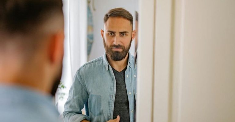 Wat echte narcisten vermijden – 8 psychologische inzichten