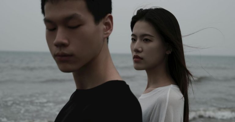 10 signalen dat je emotioneel wordt gecontroleerd zonder dat je het doorhebt