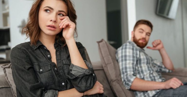 11 Signalen Dat Een Man Nog Niet Over Zijn Verleden Heen Is (En Hoe Dat Jou Beïnvloedt)