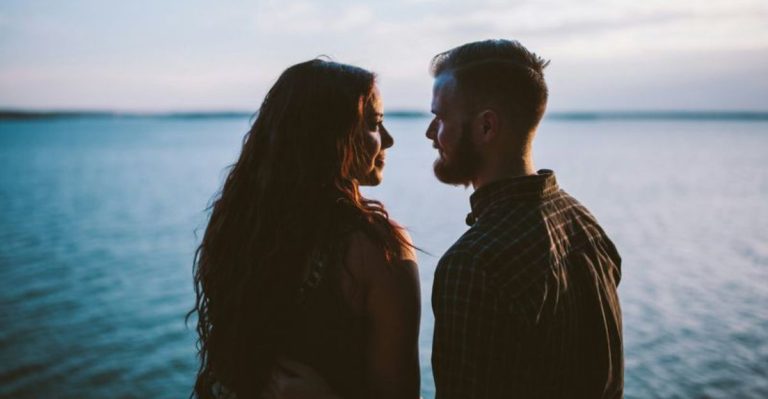 11 tekenen dat ze een vrouw is die het waard is om vast te houden