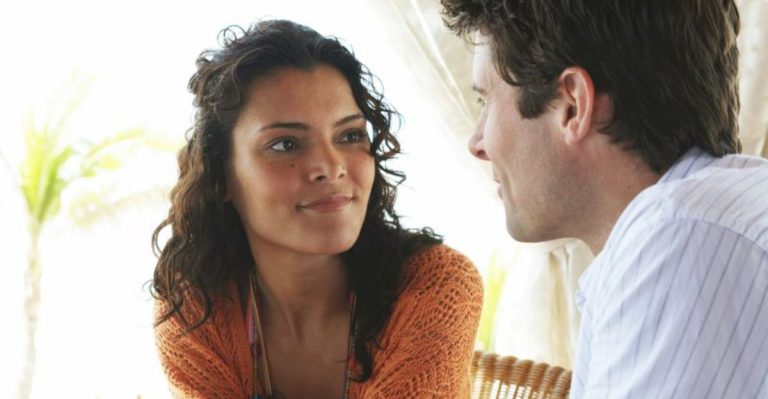 12 Subtiele Manieren Waarop Hij Je Aan Het Lijntje Houdt (En Jij Het Niet Doorhebt)