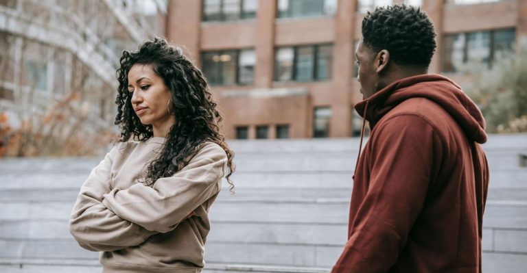 13 verdedigende zinnen die vrouwen gebruiken wanneer ze zich diep ongewaardeerd voelen