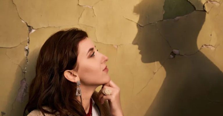 20 redenen waarom je nog steeds aan je ex denkt, zelfs als je nu gelukkig bent