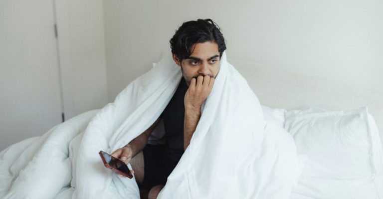 Mannen die niet over hun ex heen zijn, doen nog steeds deze 12 gedragingen