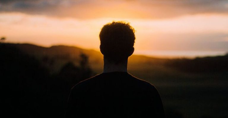 Psychologen Leggen Uit Wat Het Betekent Als Een Man Zich Terugtrekt