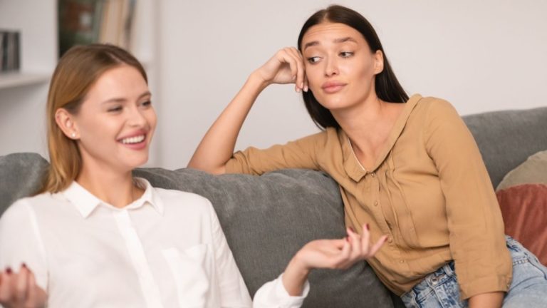 Psychologen zeggen dat mensen die heimelijk een hekel aan je hebben vaak deze 11 subtiele dingen doen