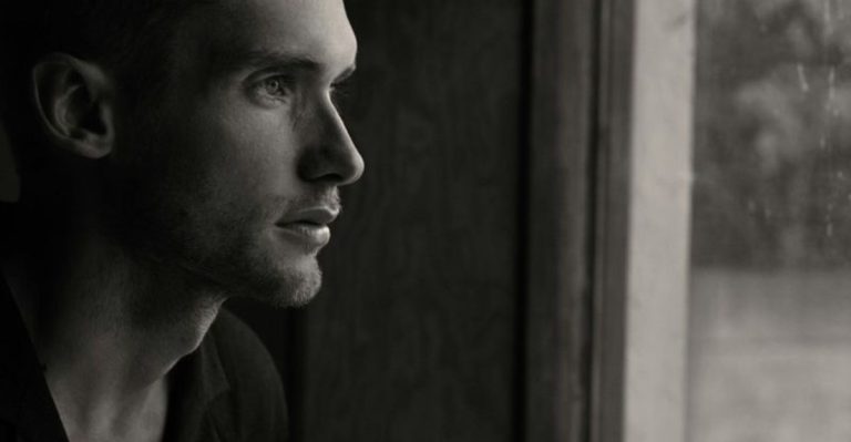 11 ongemakkelijke tekenen dat hij nog niet over zijn ex heen is