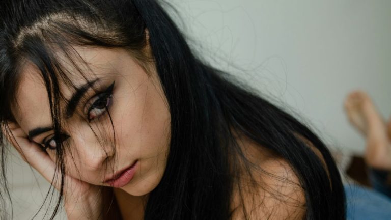 12 psychologische signalen dat je emotioneel uitgeput bent (zonder dat je het doorhebt)