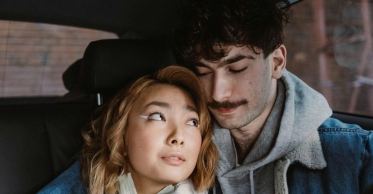 12 signalen dat hij emotioneel betrokken is, zelfs als hij stil lijkt