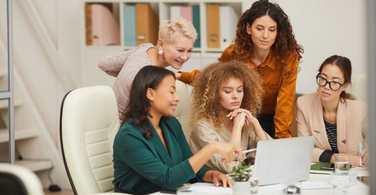 Psychologen onthullen 10 verborgen signalen dat een vrouwelijke narcist jaloers op je is