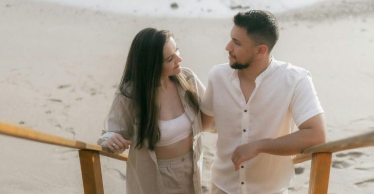 Vrouwen zeggen het niet altijd — ze laten het zien: 12 tekenen dat ze diep verliefd is, volgens psychologen