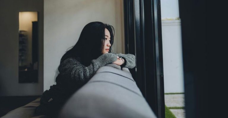 7 Tekenen Dat Hij Met Je Date Omdat Het Makkelijk Is, Niet Omdat Hij Echt Wil