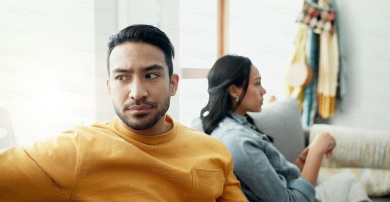 18 signalen dat hij niet meer van je houdt en uit je leven wil verdwijnen