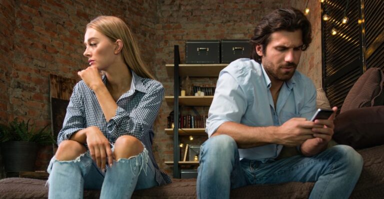 Als je deze 13 signalen opmerkt, kan je relatie al voorbij zijn