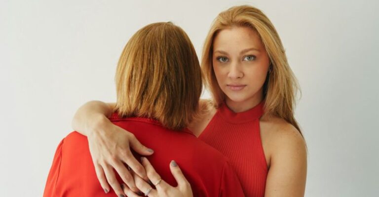 Waarom narcisten zich bedreigd voelen door deze 10 eigenschappen