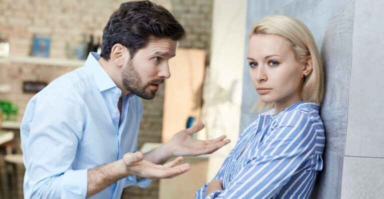 12 veelvoorkomende tactieken die narcisten gebruiken in relaties