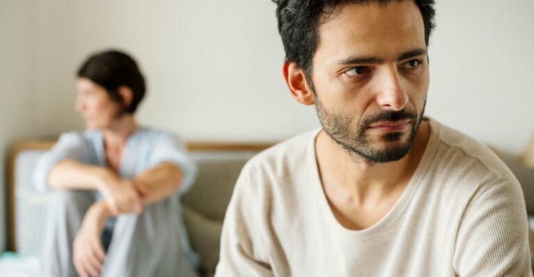 7 harde signalen dat hij niet langer in je geïnteresseerd is