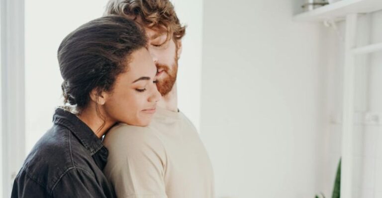 Hoe je merkt dat een vrouw emotioneel klaar is met de relatie — 11 stille signalen