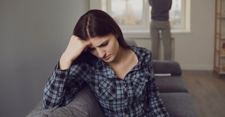 16 valse beschuldigingen die je gevangen houden in het spel van een narcist