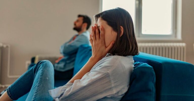 14 eigenschappen van vrouwen die slechte behandeling in relaties accepteren en 3 alarmerende tekenen dat het tijd is om weg te gaan