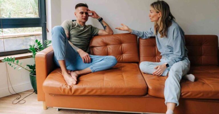 17 trucs die narcisten gebruiken om je tegen je vrienden op te zetten