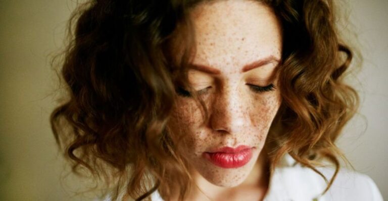 18 eigenschappen van vrouwen die misbruik verdragen — en waarom het veel complexer is dan mensen denken
