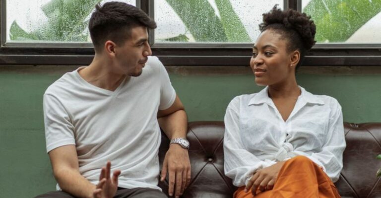 Als iemand je steeds onderbreekt, zegt psychologie dat dit deze eigenschappen kan onthullen