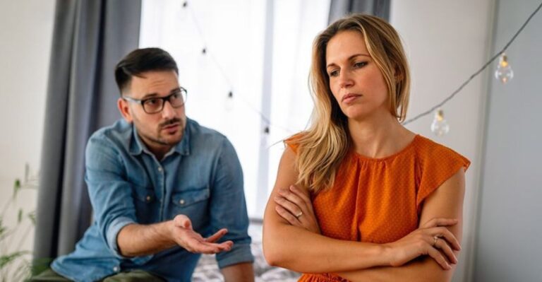16 giftige manieren waarop narcisten gaslighting gebruiken om te voorkomen dat je hen verlaat